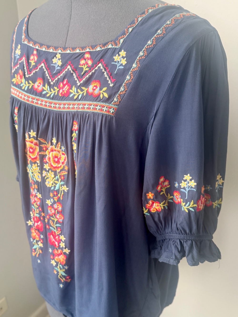 Savannah Jane Sz Medium Slate Blue Floral Embroidered Peasant Top - Picture 6 of 16
